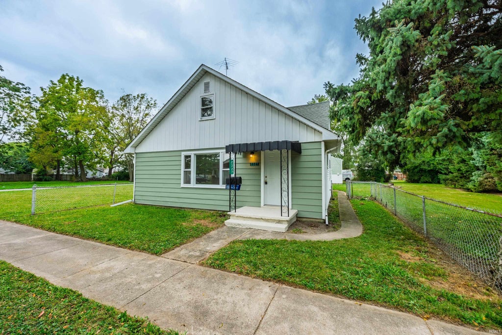 Photo of 2327 S Jefferson Street, Muncie, IN 47302 (MLS # 202638959)