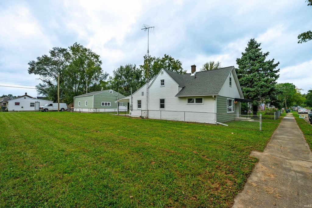 Photo of 2327 S Jefferson Street, Muncie, IN 47302 (MLS # 202638959)
