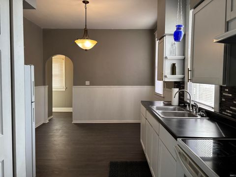 Tiny photo for 1101 N 3rd Avenue, Evansville, IN 47710 (MLS # 202610761)