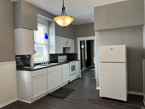 Tiny photo for 1101 N 3rd Avenue, Evansville, IN 47710 (MLS # 202610761)