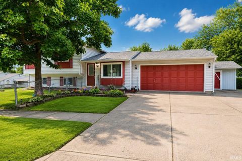 Photo of 3801 W Woodmere Court, Bloomington, IN 47403 (MLS # 202624104)