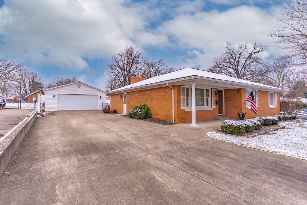 Photo of 801 Irvin Avenue, Evansville, IN 47715 (MLS # 202548975)