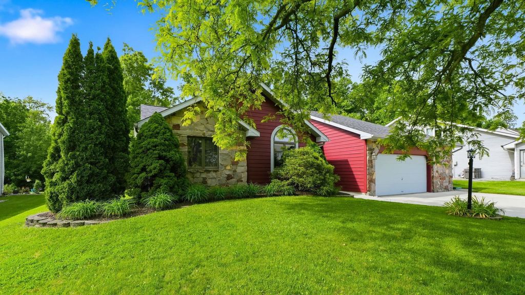 Photo of 8917 Stockbridge Place, Fort Wayne, IN 46804 (MLS # 202620199)