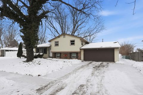 Photo of 5817 Monarch Drive, Fort Wayne, IN 46815 (MLS # 202603510)