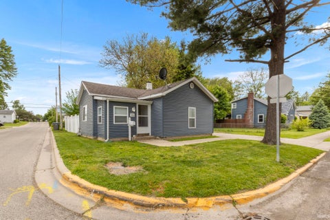 Tiny photo for 950 E Clark Street, Warsaw, IN 46580 (MLS # 202618763)