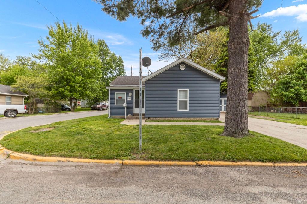 Photo of 950 E Clark Street, Warsaw, IN 46580 (MLS # 202618763)