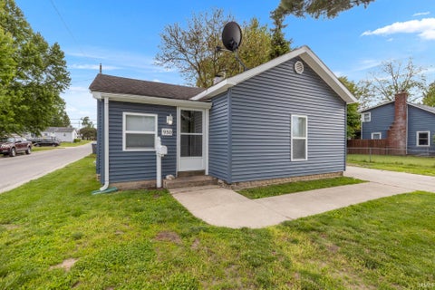 Tiny photo for 950 E Clark Street, Warsaw, IN 46580 (MLS # 202618763)