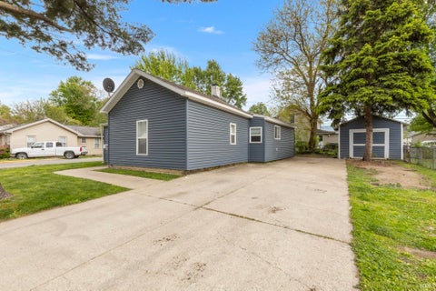Tiny photo for 950 E Clark Street, Warsaw, IN 46580 (MLS # 202618763)