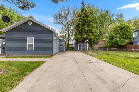 Tiny photo for 950 E Clark Street, Warsaw, IN 46580 (MLS # 202618763)