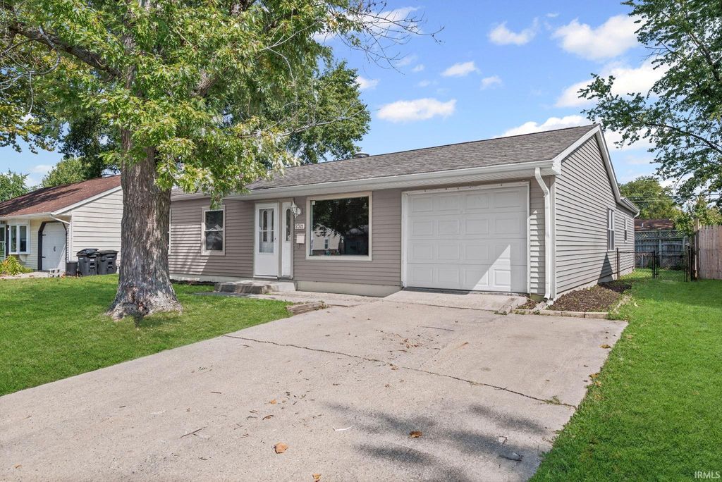 Photo of 2321 Manitoba Drive, Lafayette, IN 47909 (MLS # 202538043)