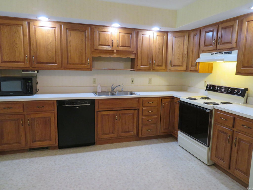 Photo of 1492 Hampton Circle, Goshen, IN 46526 (MLS # 202638955)