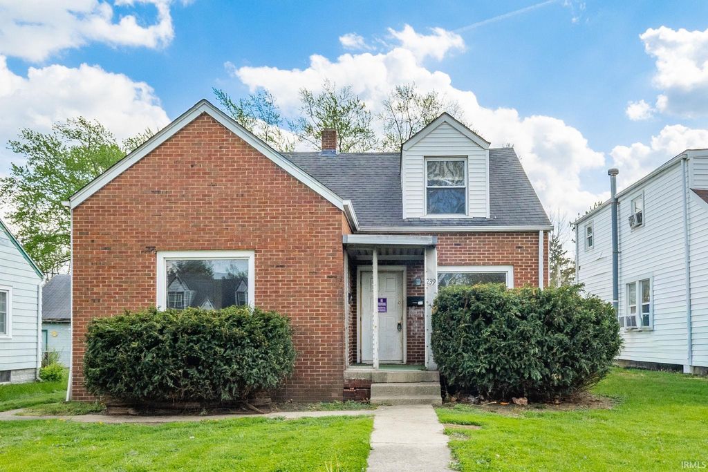 Photo of 239 W 38Th Street, Anderson, IN 46013 (MLS # 202617366)