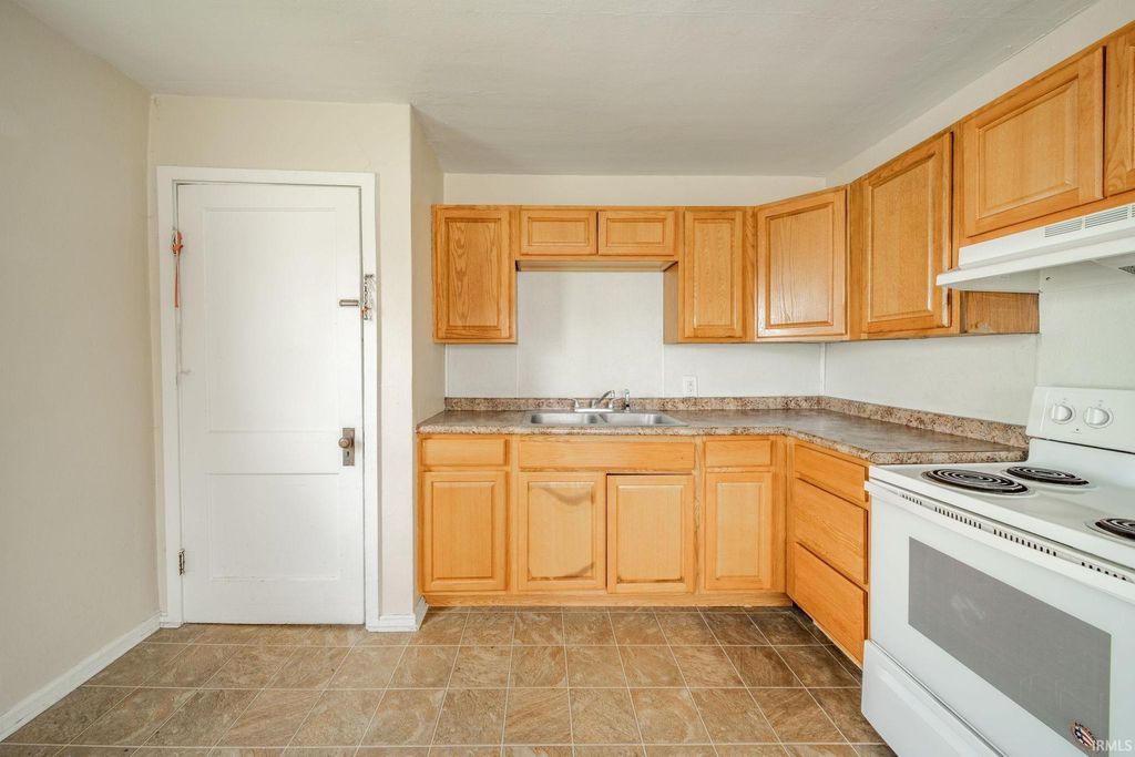 Photo of 239 W 38Th Street, Anderson, IN 46013 (MLS # 202617366)