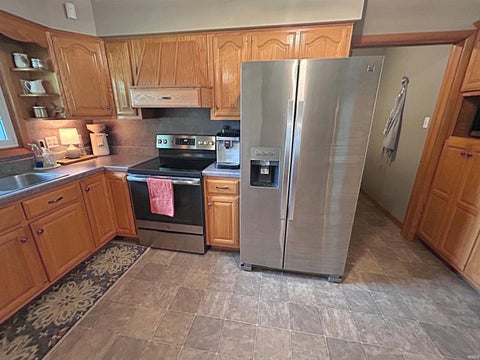 Tiny photo for 1125 W Broadway Street, Loogootee, IN 47553 (MLS # 202622409)