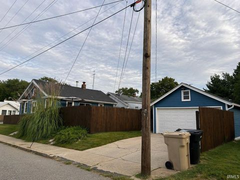 Tiny photo for 944 Oakland Street, South Bend, IN 46615 (MLS # 202625420)