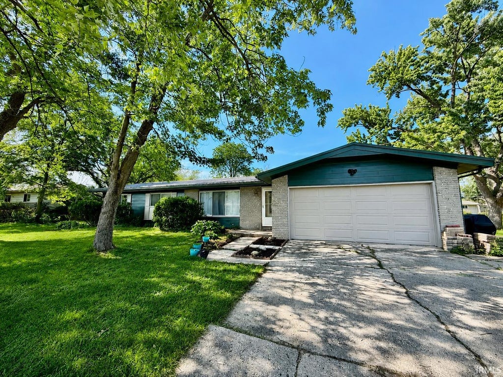 Photo of 2423 Otsego Drive, Fort Wayne, IN 46825 (MLS # 202621706)