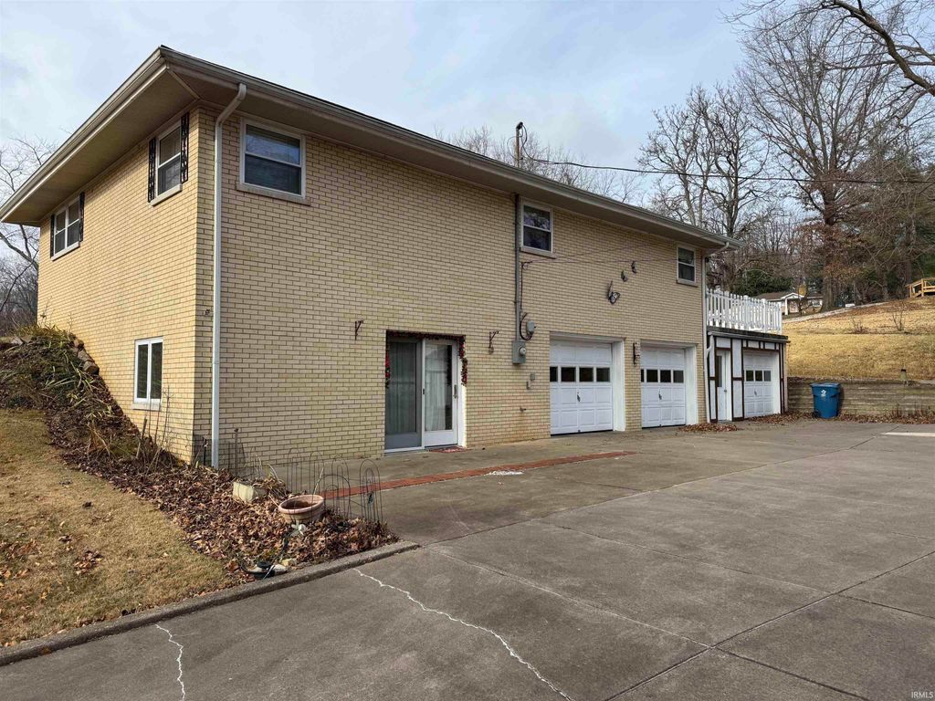 Photo of 1314 Reiter Drive, Evansville, IN 47712 (MLS # 202548854)