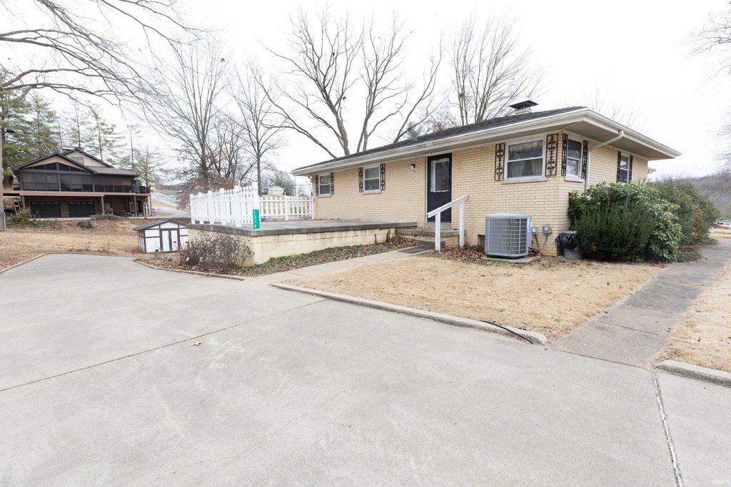 Photo of 1314 Reiter Drive, Evansville, IN 47712 (MLS # 202548854)