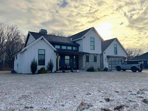 Photo of 404 Eagle Drive, Covington, IN 47932 (MLS # 202601990)