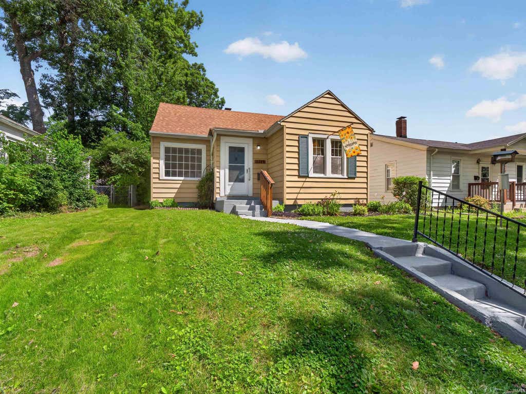 Photo of 2315 Kenwood Avenue, Fort Wayne, IN 46805 (MLS # 202626970)