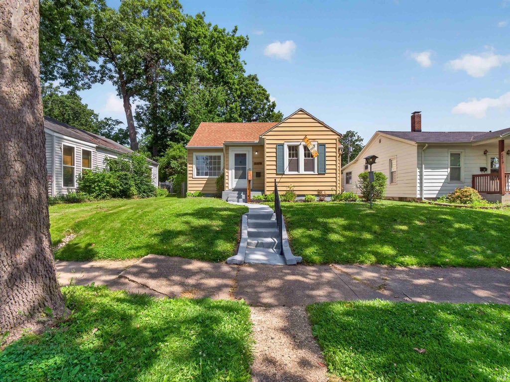 Photo of 2315 Kenwood Avenue, Fort Wayne, IN 46805 (MLS # 202626970)