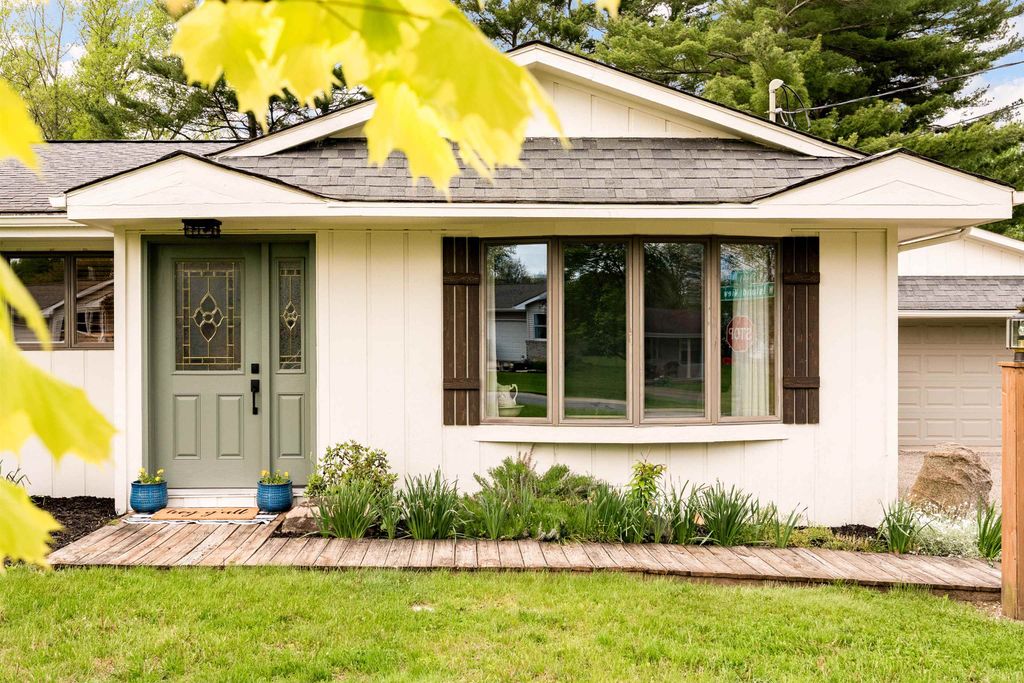 Photo of 811 Shady Lane, Warsaw, IN 46580 (MLS # 202615792)