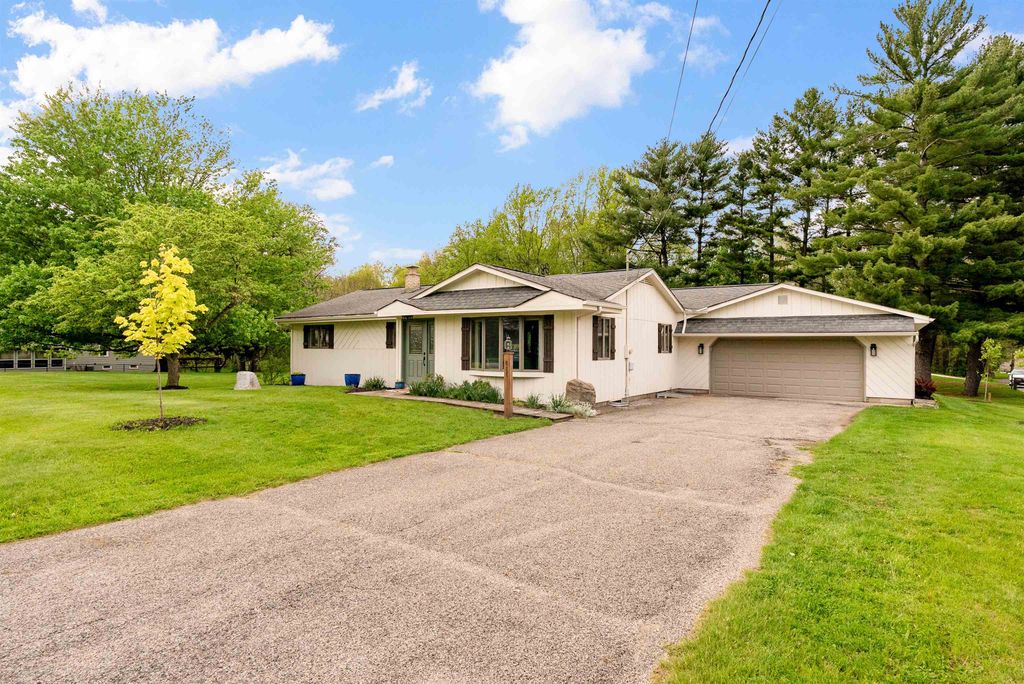 Photo of 811 Shady Lane, Warsaw, IN 46580 (MLS # 202615792)