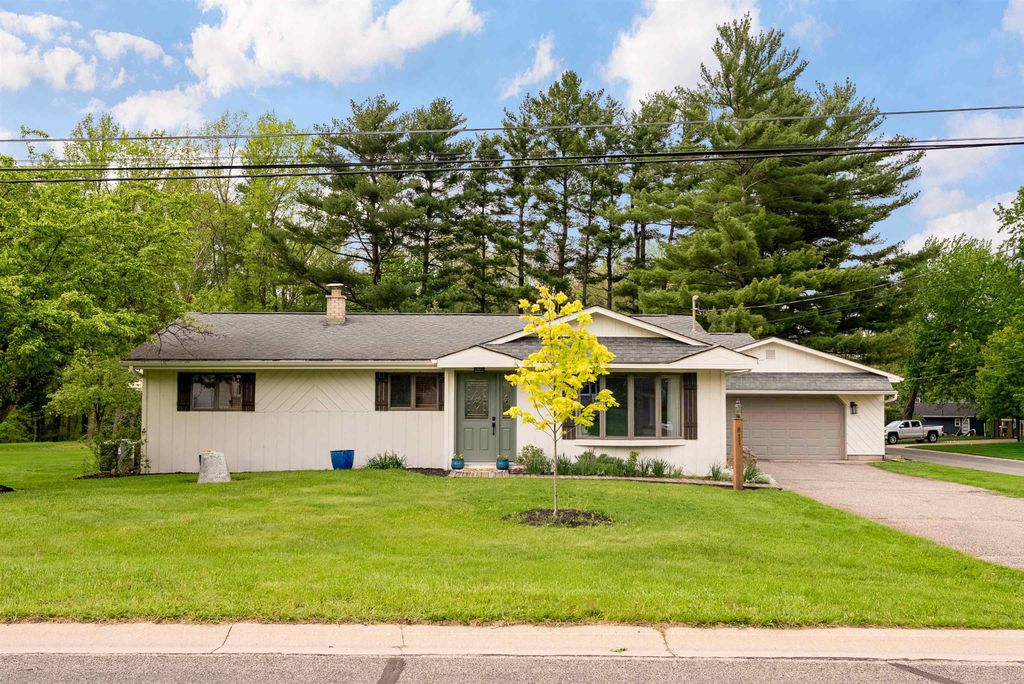 Photo of 811 Shady Lane, Warsaw, IN 46580 (MLS # 202615792)