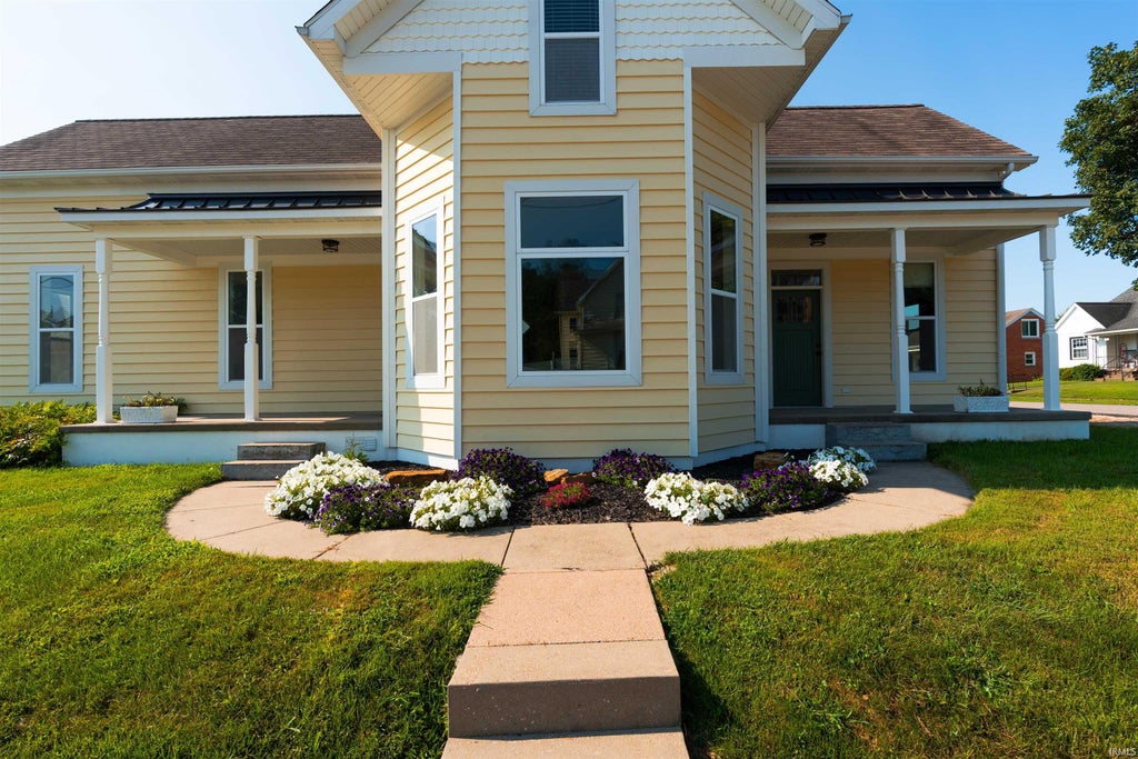 Photo of 206 W Gibson Street, Haubstadt, IN 47639 (MLS # 202623526)