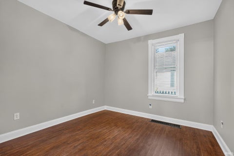 Tiny photo for 425 S 4th Street, Vincennes, IN 47591 (MLS # 202636879)