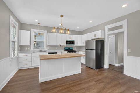 Tiny photo for 425 S 4th Street, Vincennes, IN 47591 (MLS # 202636879)