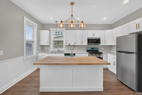 Tiny photo for 425 S 4th Street, Vincennes, IN 47591 (MLS # 202636879)