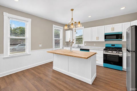 Tiny photo for 425 S 4th Street, Vincennes, IN 47591 (MLS # 202636879)