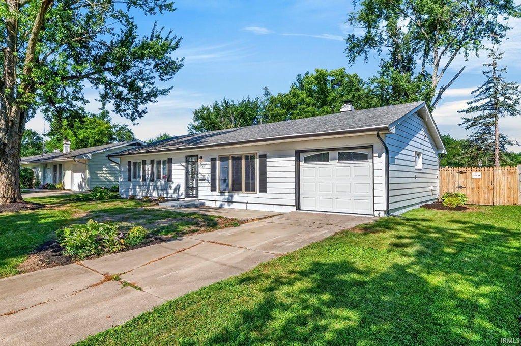 Photo of 7330 Knightswood Drive, Fort Wayne, IN 46819 (MLS # 202631174)