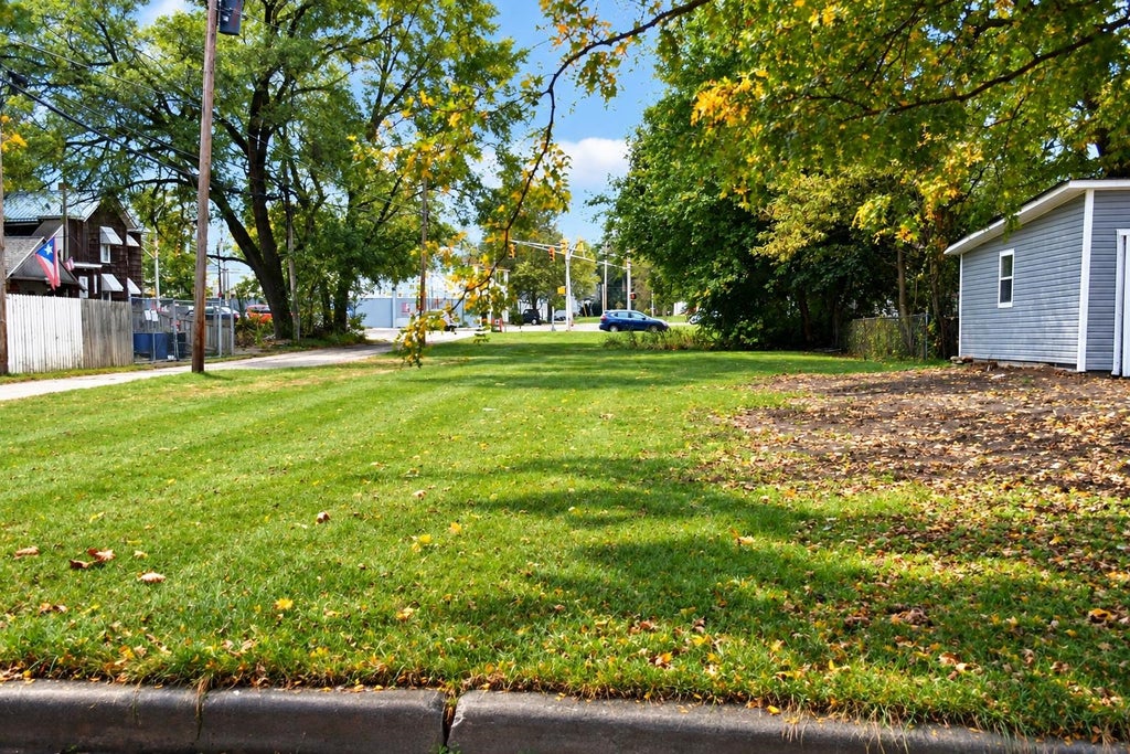 Photo of 1101 Hudson Street #18, Elkhart, IN 46516 (MLS # 202642726)