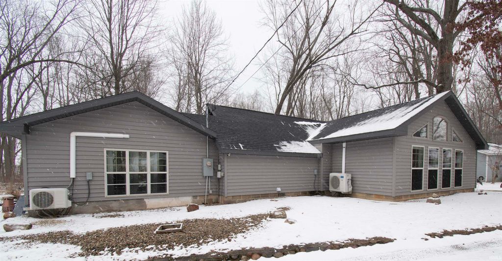 Photo of 2008 E Riverside Drive, Warsaw, IN 46582 (MLS # 202600265)