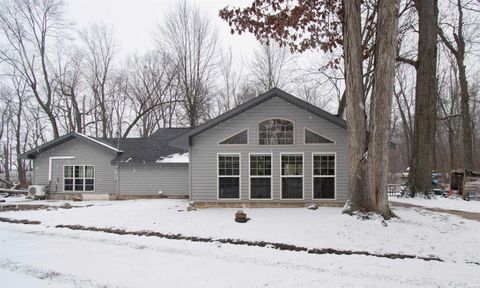 Photo of 2008 E Riverside Drive, Warsaw, IN 46582 (MLS # 202600265)