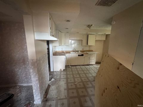 Tiny photo for 309 Loveland Avenue, Peru, IN 46970 (MLS # 202517374)