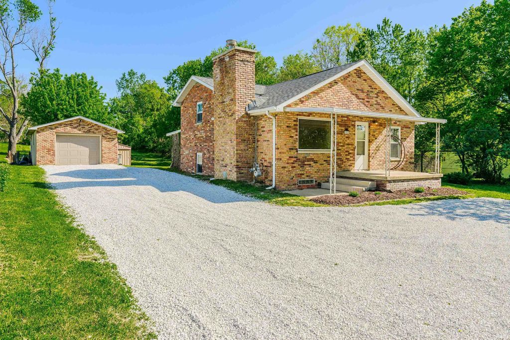 Photo of 802 W Country Club, Bloomington, IN 47403 (MLS # 202614925)