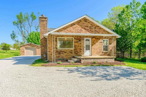 Photo of 802 W Country Club, Bloomington, IN 47403 (MLS # 202614925)