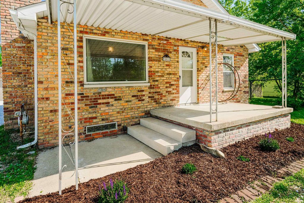 Photo of 802 W Country Club, Bloomington, IN 47403 (MLS # 202614925)