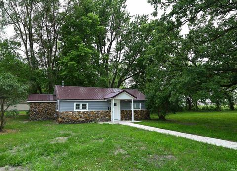 Photo of 319 W 13Th Street, Winamac, IN 46996 (MLS # 202622589)