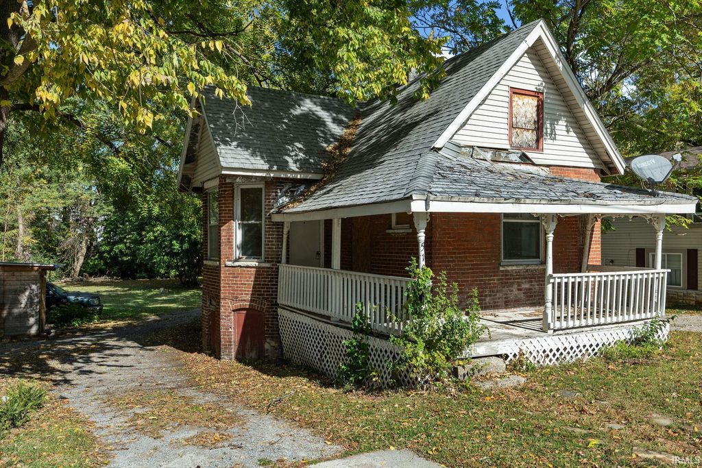 Photo of 510 E Chestnut Street, Crawfordsville, IN 47933 (MLS # 202543309)