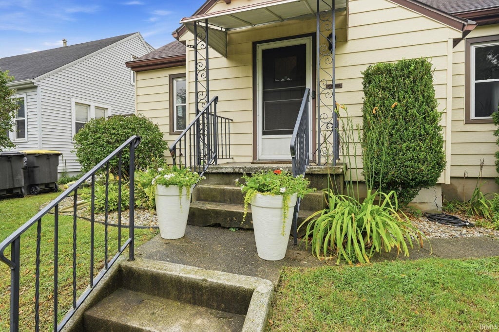 Photo of 1102 Pemberton Drive, Fort Wayne, IN 46805 (MLS # 202639413)