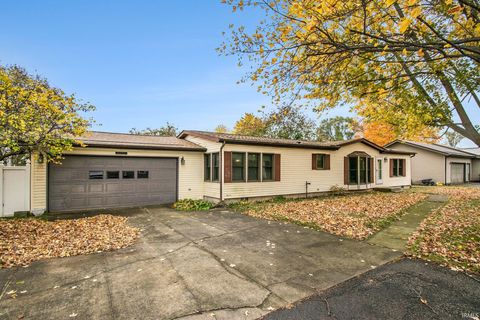 Photo of 13426 N Hillside Drive, Syracuse, IN 46567 (MLS # 202543011)