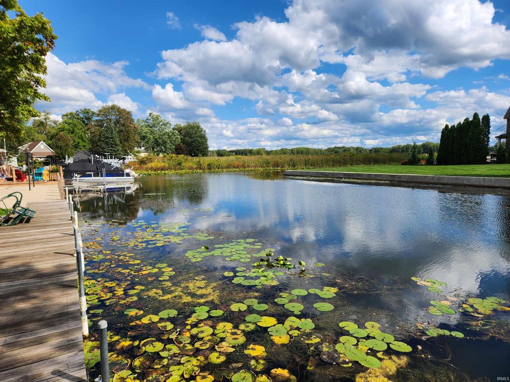 Photo of 407 E Cable Ln Ln, Syracuse, IN 46567 (MLS # 202609816)