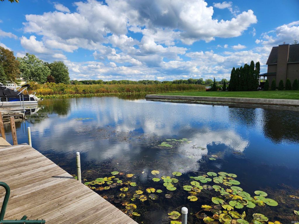 Photo of 407 E Cable Ln Ln, Syracuse, IN 46567 (MLS # 202609816)