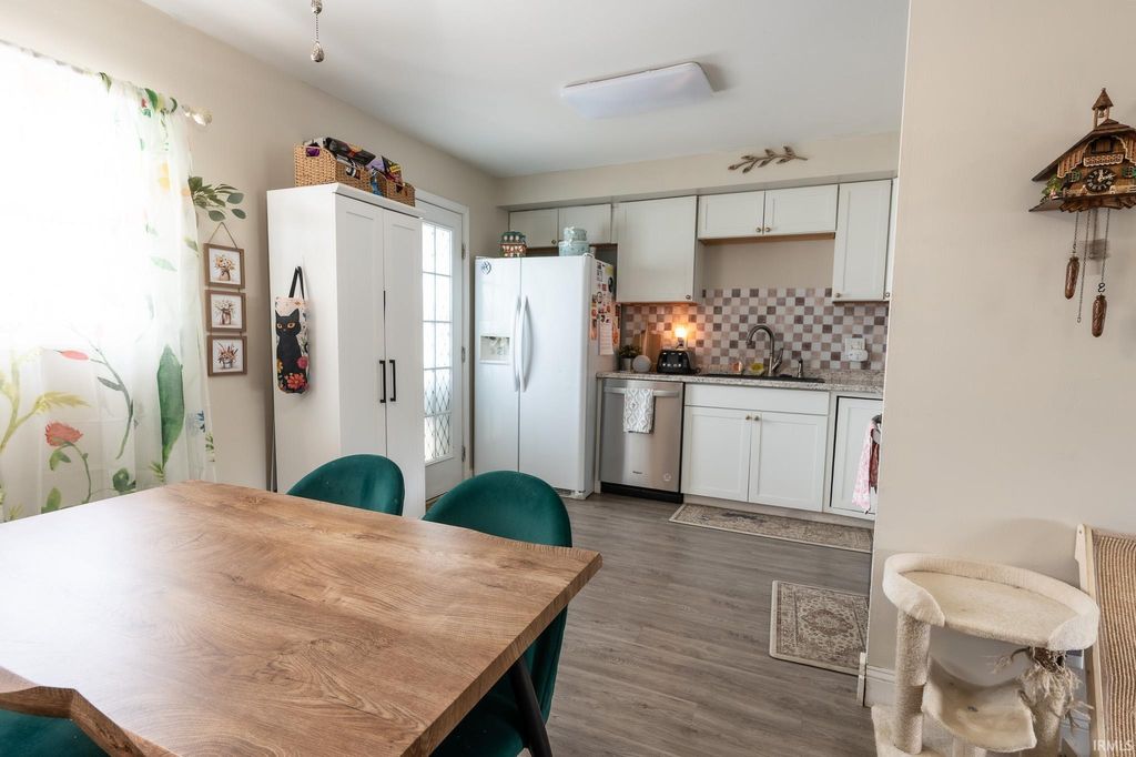 Photo of 813 Eastmont Drive, Gas City, IN 46933 (MLS # 202613715)