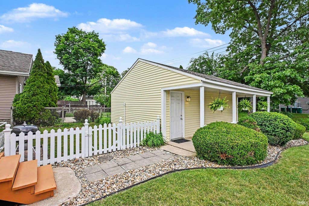 Photo of 714 Benton Street, Mishawaka, IN 46545 (MLS # 202624507)