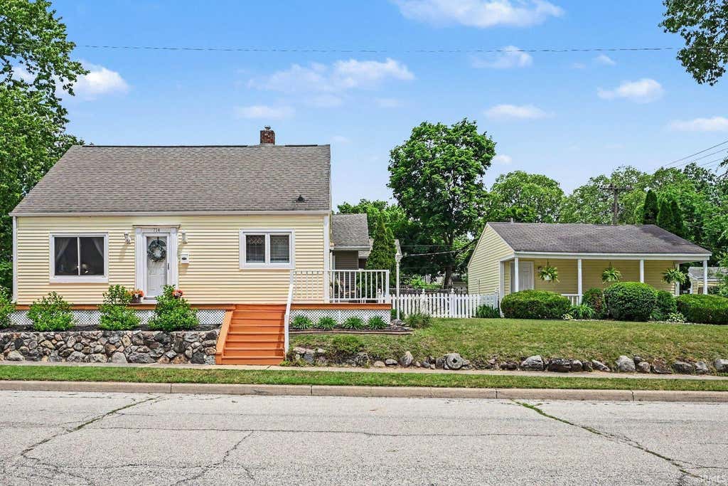 Photo of 714 Benton Street, Mishawaka, IN 46545 (MLS # 202624507)